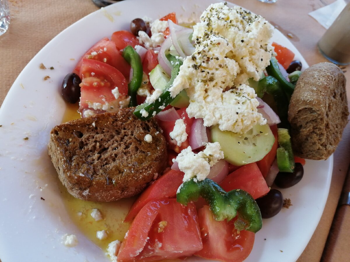 Греческая кухня рецепты. Дакос греческое блюдо. Критский салат. Критская закуска. Меридос блюдо греческое.
