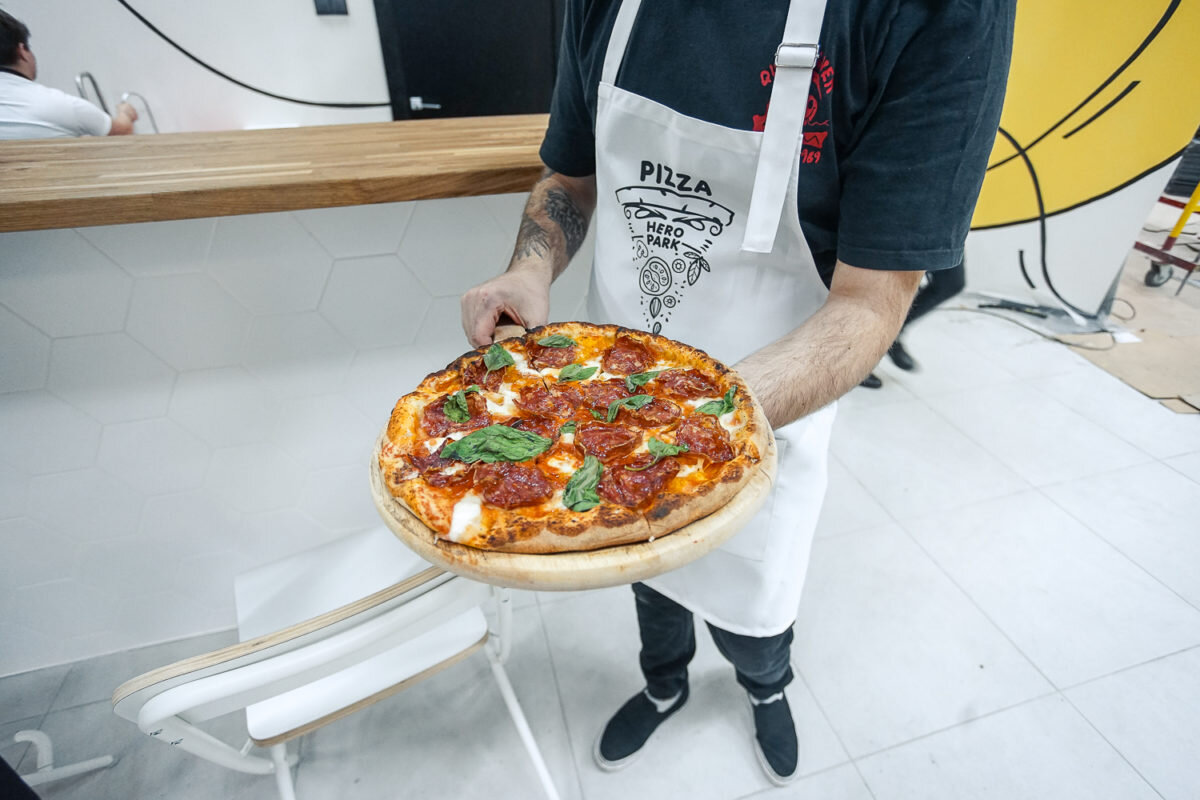 Pizza Hero. Процессор из пиццы. Пицца из сильных роботов. Где готовят пиццу Trattoria.