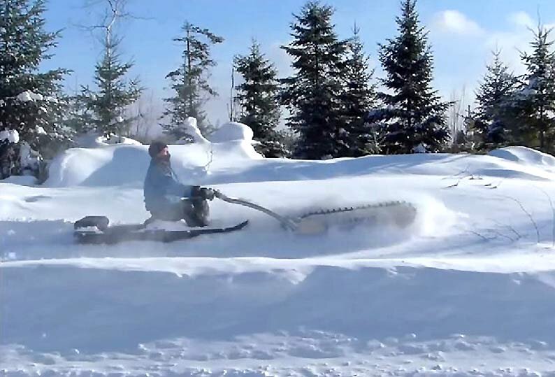 Конструктивно электробуксировщик представляет собой батарейный блок с электродвигателем, ремённым приводом и гусеницей на раме из алюминиевого сплава.