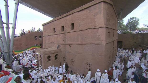 Паломники возле церкви в Лалибеле