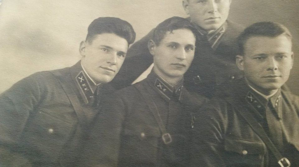 Фото из личного архива. Крайний справа -  Безуглый Яков Иванович. Моя семья ищет место его захоронения.