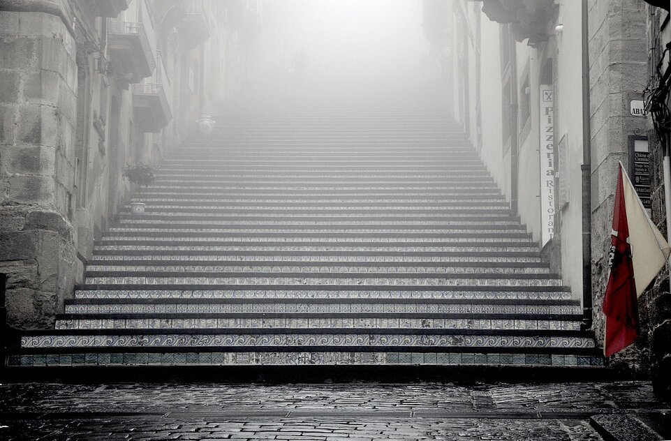 https://cdn.pixabay.com/photo/2014/05/02/23/54/stairs-336509_960_720.jpg
