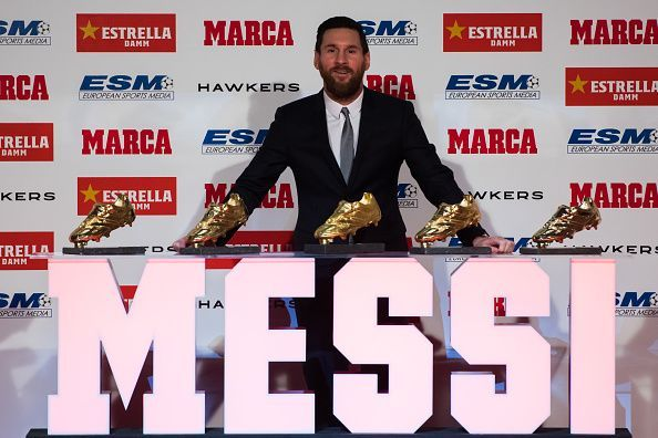 Лионель Месси со своими наградами Golden Shoe