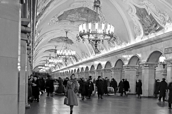 Подземный вестибюль станции Московского метрополитена "Комсомольская" (кольцевая линия), построенной во время Великой Отечественной войны