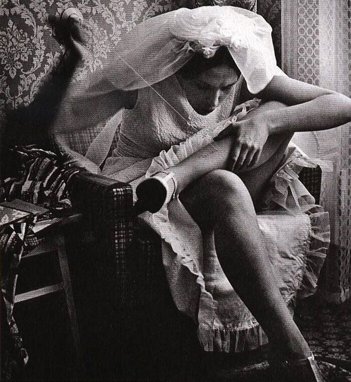 Невеста штопает колготки