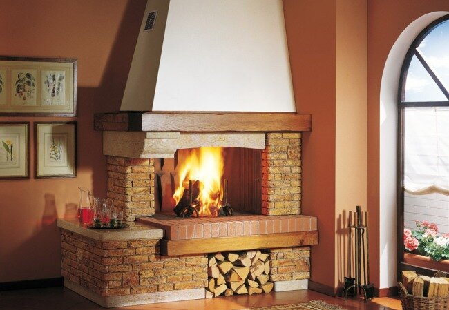 Классический камин на дровах, кирпичный