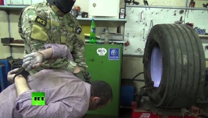 Задержание подозреваемых в теракте. Кадр из репортажа RT 