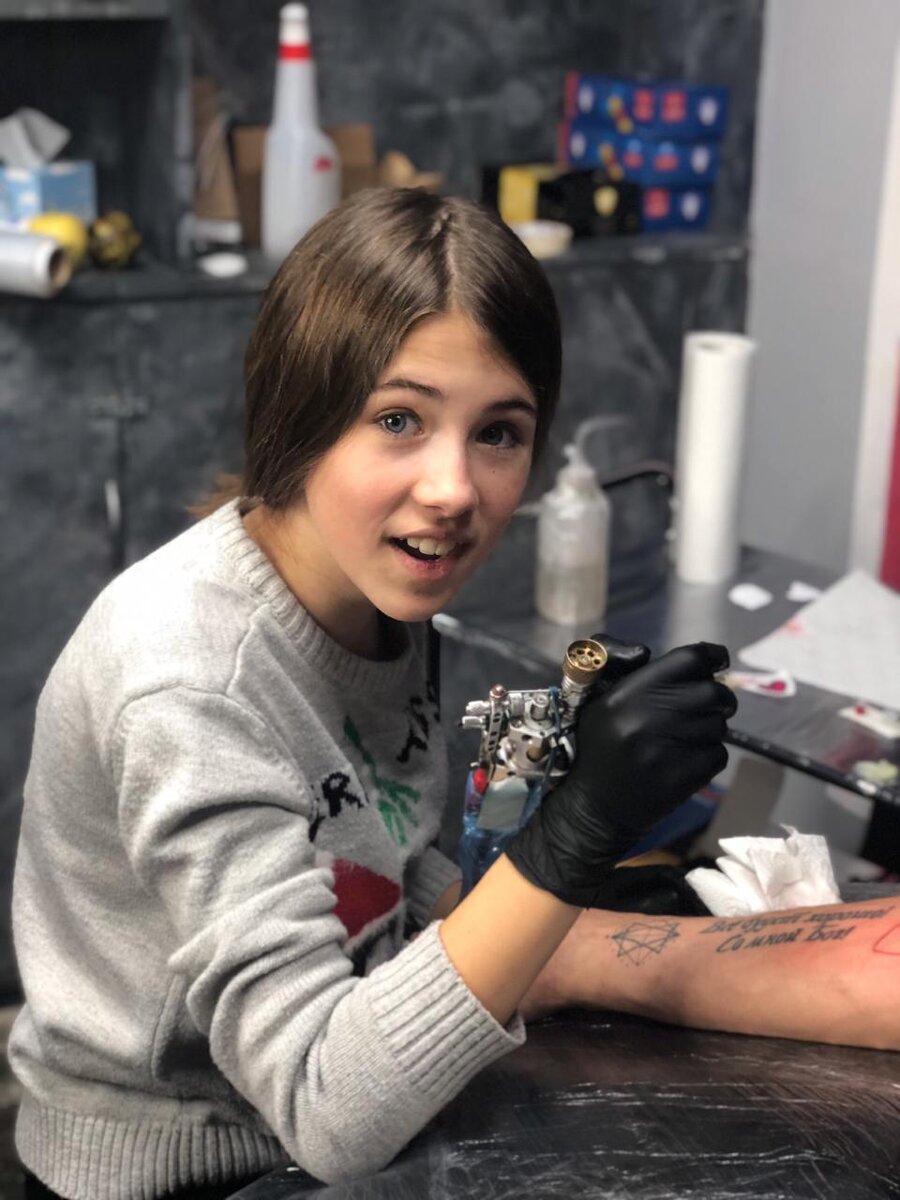 Анна Панина делает тату отцу