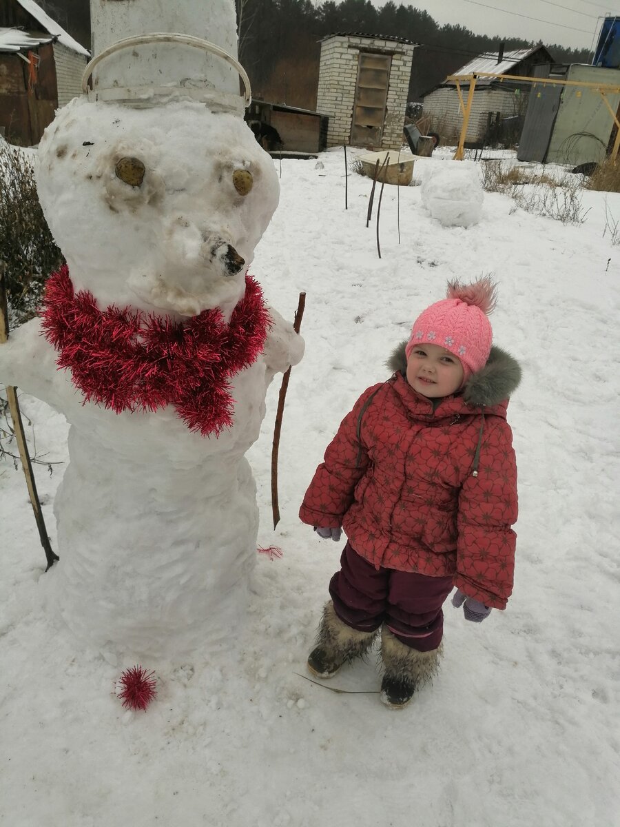 Доча помощница моя,ее первый снеговик .