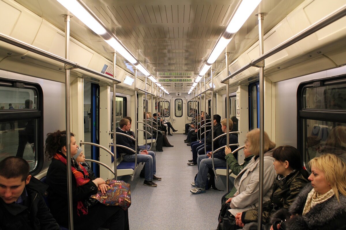 Общественный метрополитен. Вагон метро. Люди в вагоне метро. Поезд метро. Метро внутри.