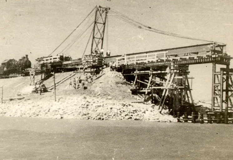 При СССР уже строили Крымский мост. Но его снес лед, и вагоны стали переправлять паромами