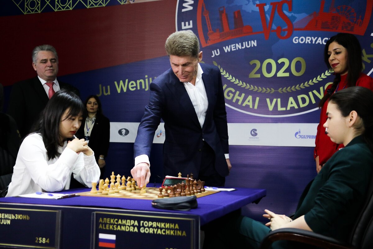 Олег Николаевич Кожемяко делает первый ход