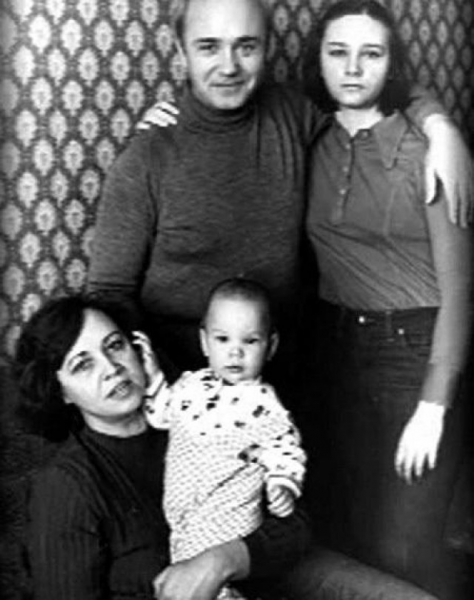 Леонид и Нина Куравлевы с дочерью Катей и сыном Васей. Фото rustars.tv