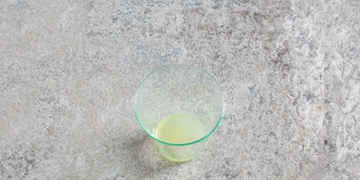 
3. Как только сливки достигли нужной температуры, снимаем их с огня и выливаем лимонный сок. Постоянно помешивайте их, пока не появятся первые хлопья свернувшегося белка.