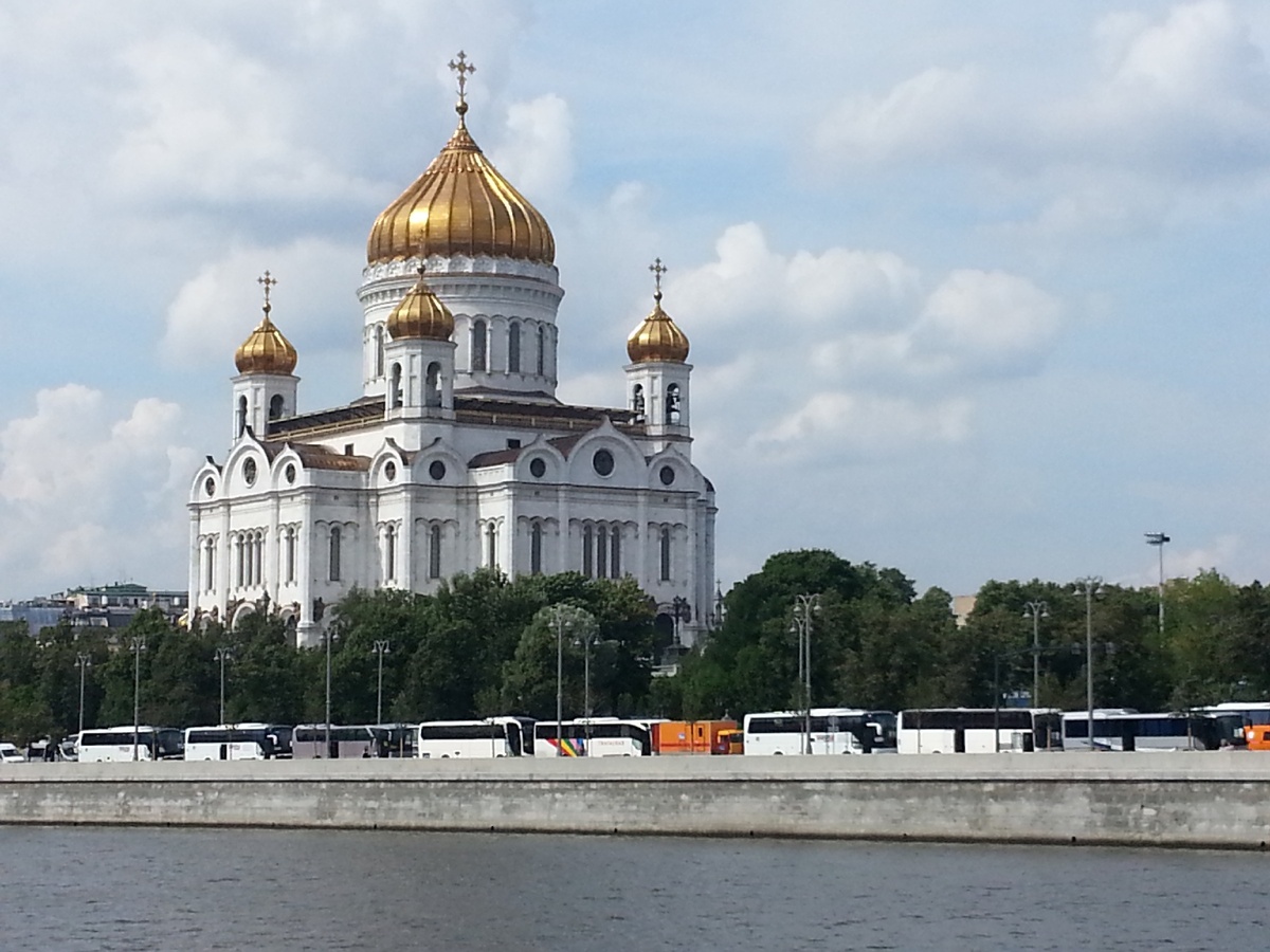 У Храма Христа Спасителя всегда много экскурсионных автобусов