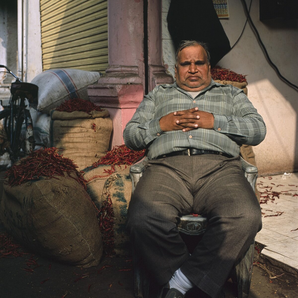 «Эта страна задаст вам перцу» - как бы говорит нам мужчина на фотографии