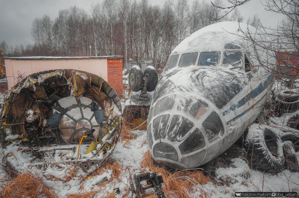 Обнаружил разорванный на куски АН-12 в поле у деревни! Залез в кабину, показываю фото изнутри