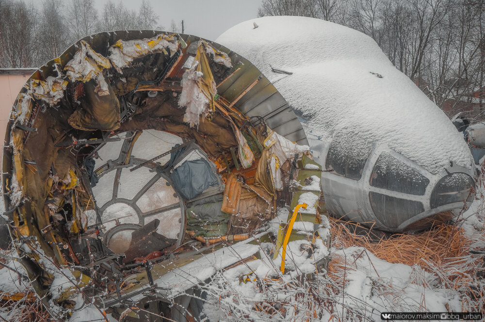 Обнаружил разорванный на куски АН-12 в поле у деревни! Залез в кабину, показываю фото изнутри