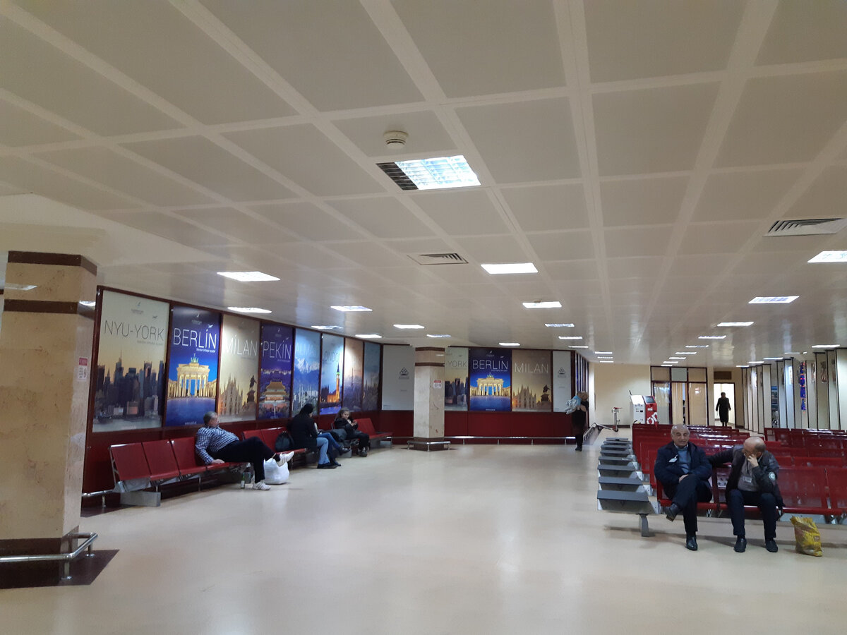 Внутри терминала как-то пустынно... Или может просторно? 