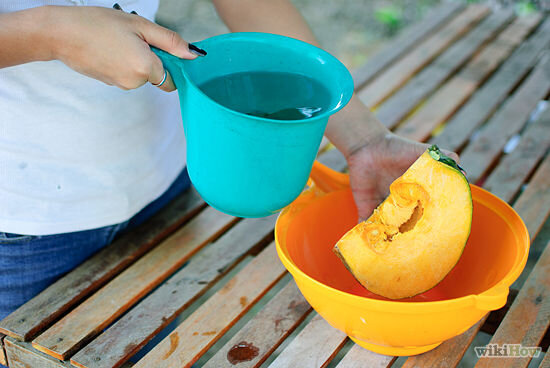 1. Мойте овощи в импровизированной раковине за пределами дома. Оставляйте старые пакеты снаружи, а овощи кладите в новые пакеты или контейнеры, прежде чем принести их в дом. После повторного ополаскивания овощей в раковине дома, положите их в холодильник.

