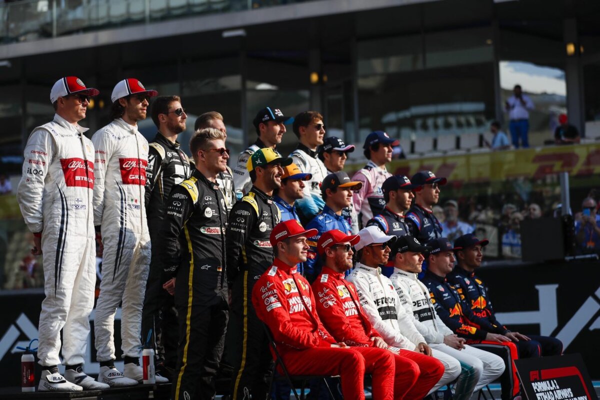 Фото пилотов перед последним этапом в Абу-Даби в 2019 году