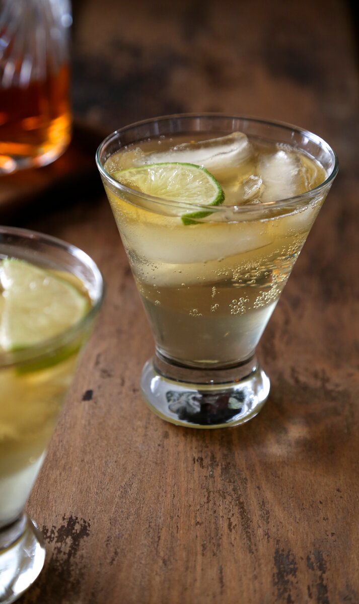 Имбирный эль бодрит, освежает и расслабляет одновременно. Безалкогольный напиток на минеральной воде становится полезным благодаря целебным свойствам имбиря, а лайм и свежая мята делают имбирный эль неповторимо ароматным.