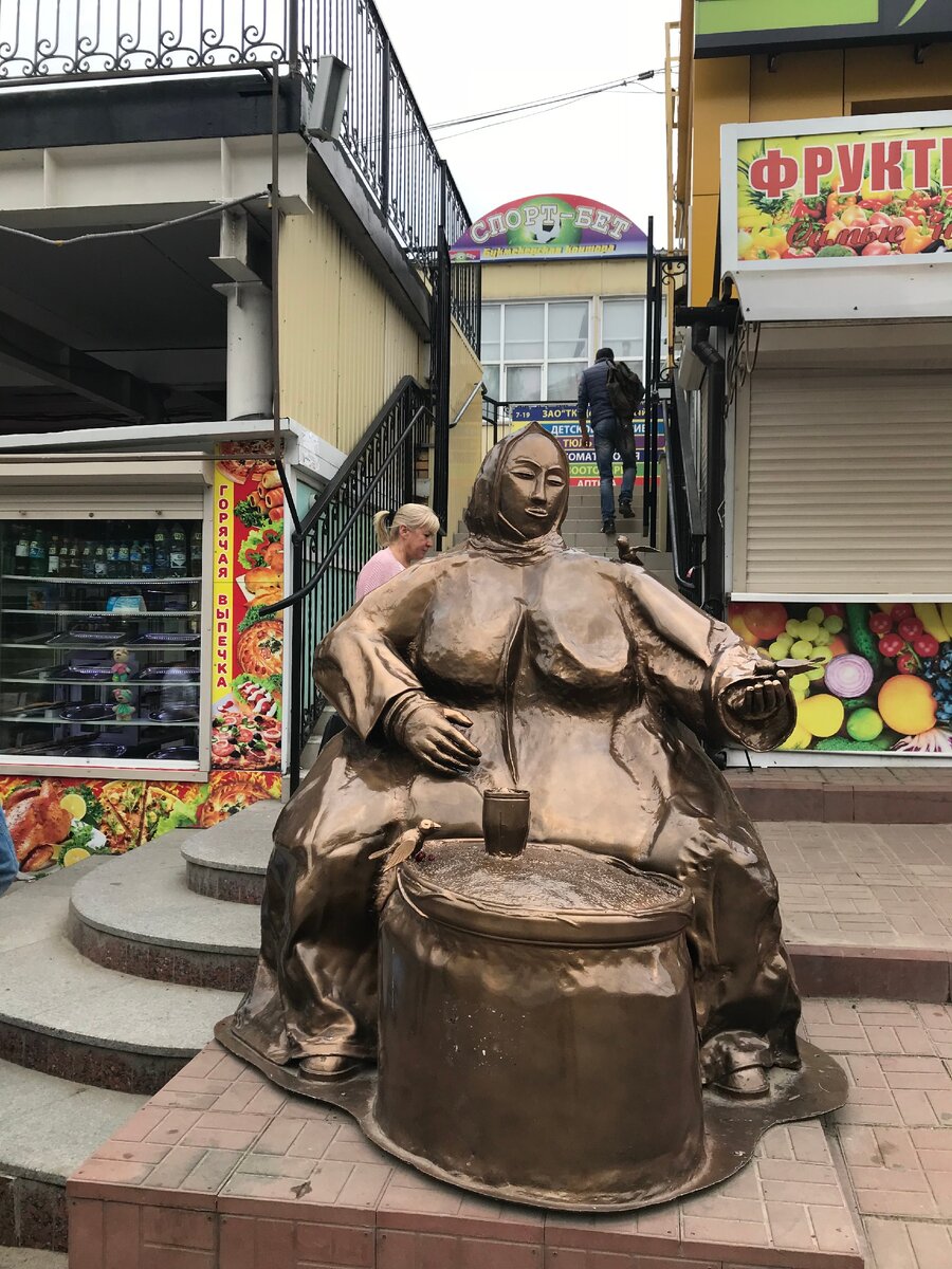 Это мой любимый памятник в Чебоксарах, на центральном рынке.