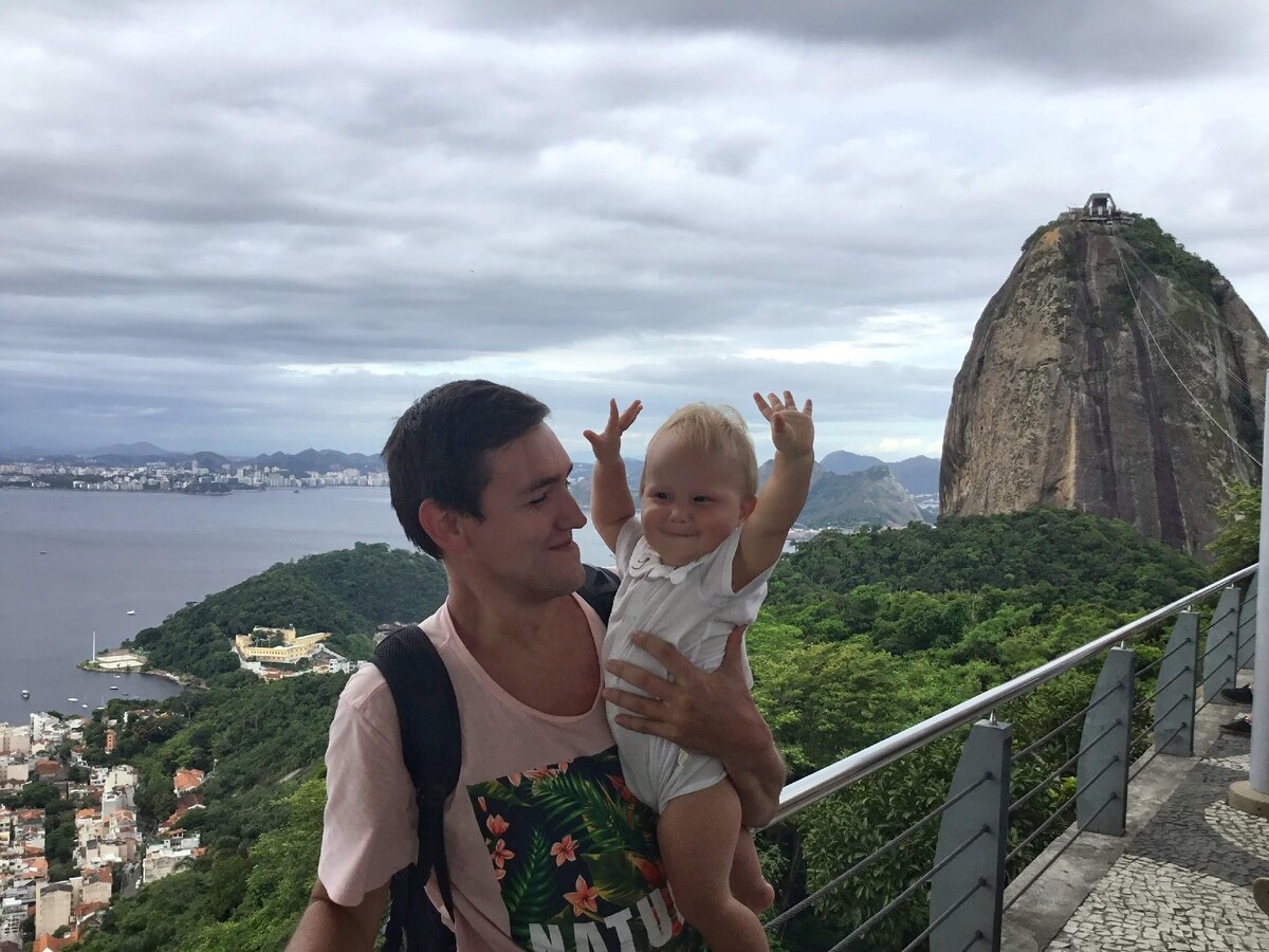 Супруг с дочерью Эмили на фоне горы Сахарная Голова