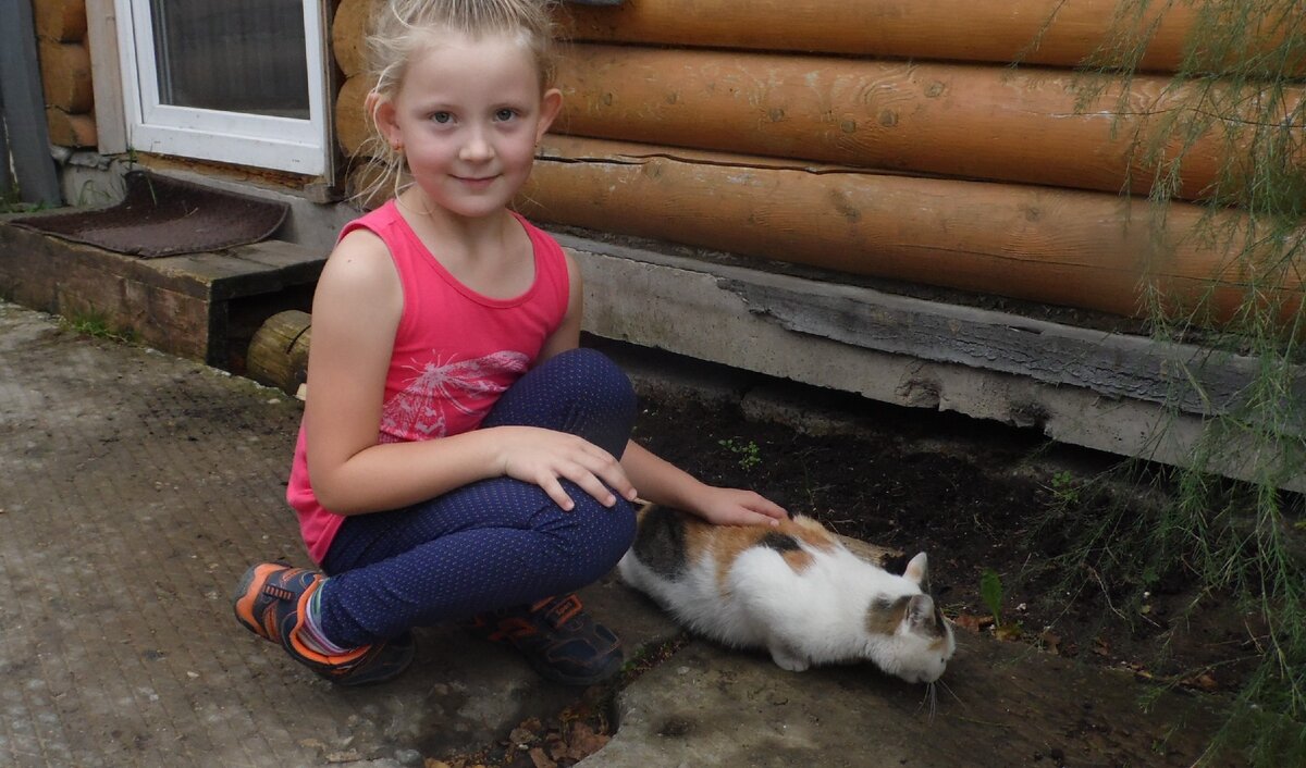 Внучка Ульяша ни одного кота не пропустит мимо, чтобы не погладить...