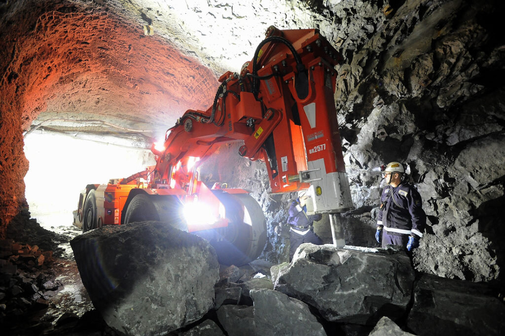 Что добывают в норильске. Рудник Заполярный Медвежий ручей. Sandvik lh410 бутобой. Sandvik lh410 в шахте. Медвежий ручей рудник Заполярный Норильск