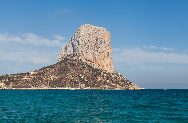 Скала Ифач, разделяющая Кальпе на две части