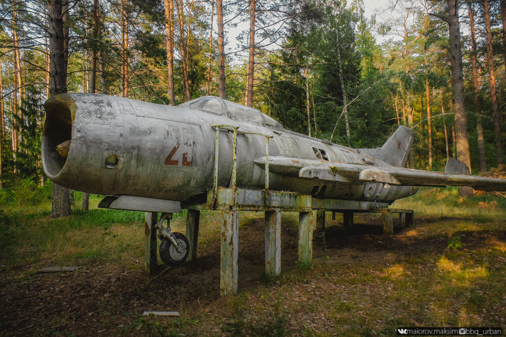 Обнаружил старый истребитель «Миг-19» в лесной чаще. Рассказываю, как он тут оказался