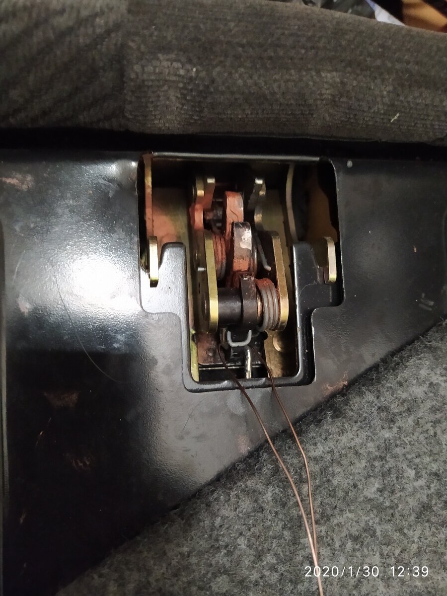 устройство  замка открывания  спинки 