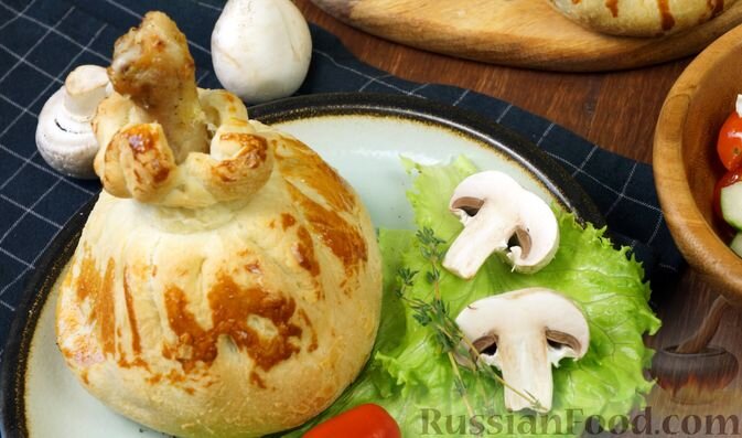 тесто слоеное, куриные голени, шампиньоны, картофель, лук репчатый, сливки, молоко, масло сливочное, тимьян, масло растительное, сухари панировочные, желток, соль, перец чёрный молотый