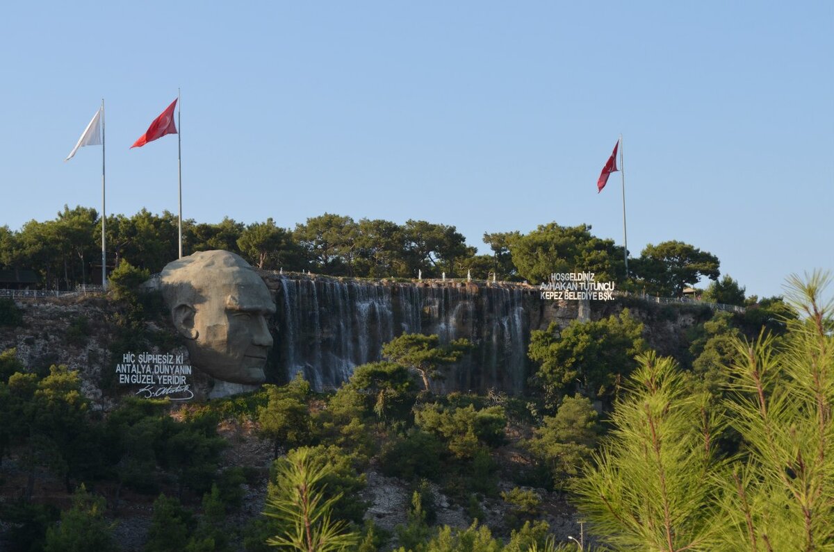 Память об отце турецкого народа увековечена во многих местах