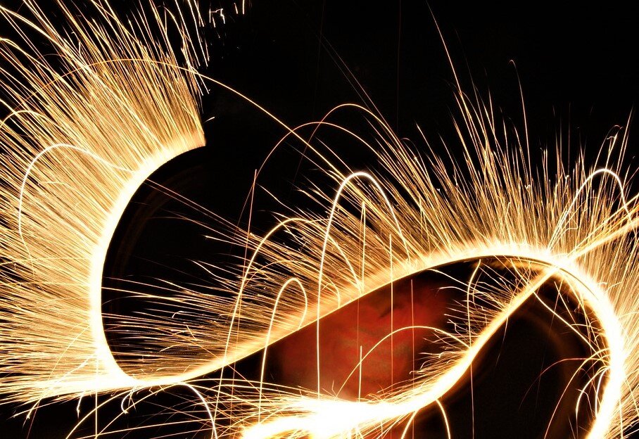 Как рисовать светом и делать потрясающие ночные фотографии? Это игрушка, попробуй тоже