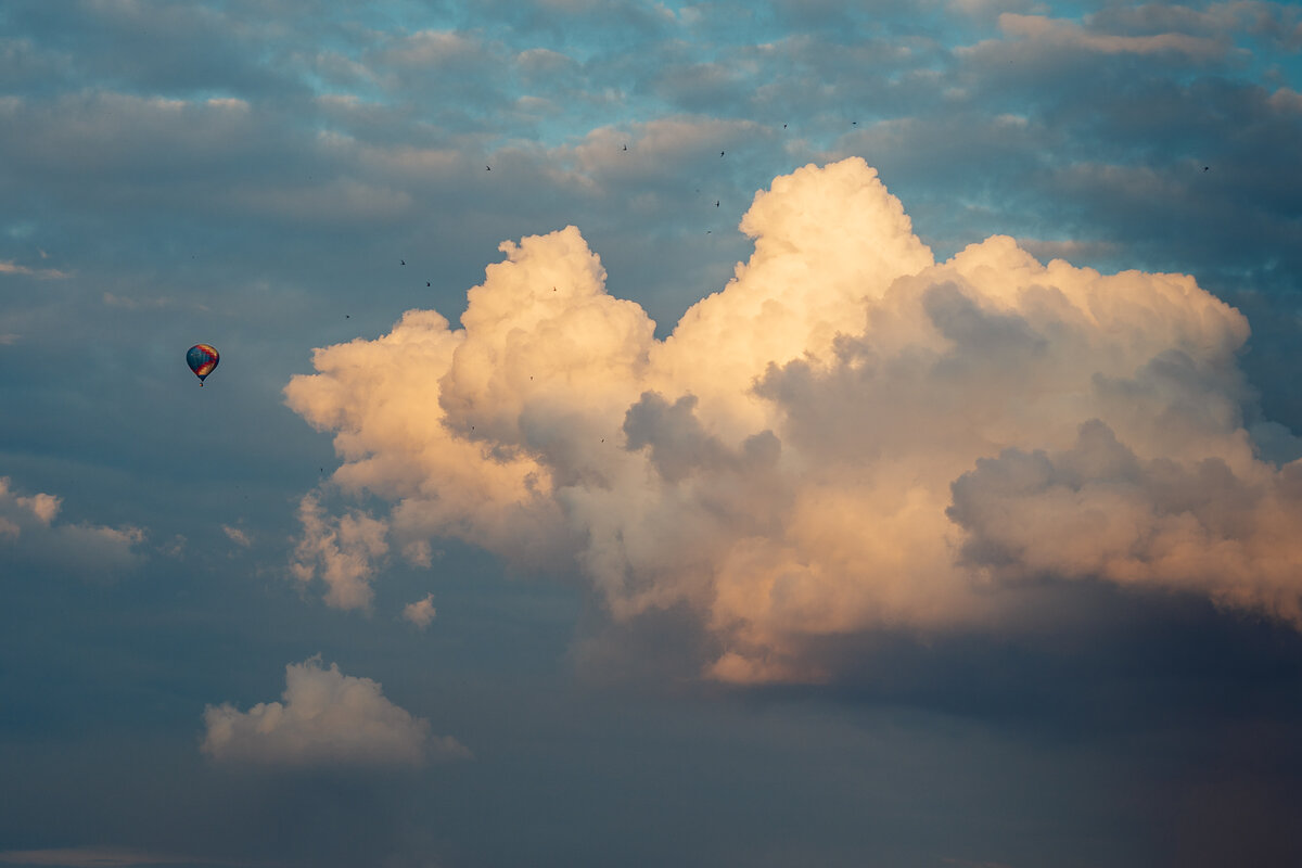 Воздушный шар в небе. Это же полет фантазии! Фото из архива