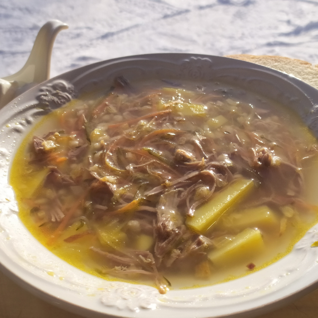 Рассольником в наше время называется суп🍲, основой для которого служат соленые огурцы🥒 и перловая крупа. Но такое название у него появилось совсем недавно. Во времена Гоголя рассольником называли куриный пирог, с начинкой из гречневой каши, яиц и рассола👩🏻‍🍳

За  видео-рецептом🍝 как всегда к  нам на канал👩🏻‍🍳
Активная ссылка в шапке профиля👆

 Нам понадобится  - говяжьи рёбра или грудинка; - перловая крупа; - картофель; - морковь; - лук; - соль; - перец.  В холодную воду заложим мясо и отварим в течении 2 часов. Когда вода начнёт закипать, можно добавить немного соли (так пена будет выходить из мяса быстрее) и соберём пену. Для аромата в бульон можно добавить головку лука, морковь, лавровый лист, перец горошком.    Параллельно отварим в течении 30 минут перловую крупу до полуготовности.   Мясо вынем из сваренного бульона, разберём от костей и порежем на мелкие кусочки. Бульон процедим. Поставим обратно на огонь и отправим туда довариваться перловку, картошку и тёртые или мелко нарезанные солёные огурцы.   Мелко нарежем лук и начнём обжаривать на среднем огне на сковороде и растительном масле. Потрем на тёрке морковь и отправим в сковороду пассировать, периодически добавляя туда по-немногу бульона из кастрюли. Минут через 10 отправим содержимое сковородки в кастрюлю.   Суп посолим поперчим.   Рассольник готов. Сверху можно посыпать свежей зеленью и для нежности подаём со сметаной.  Приятного аппетита! 