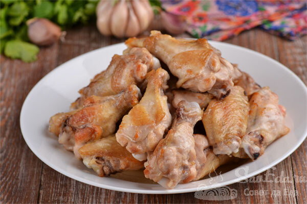 Тушить куриные крылышки. Вкусные тушеные крылышки куриные. Тушить куриные крылышки. Тушеные куриные крылышки. Крылышки куриные тушеные с луком.