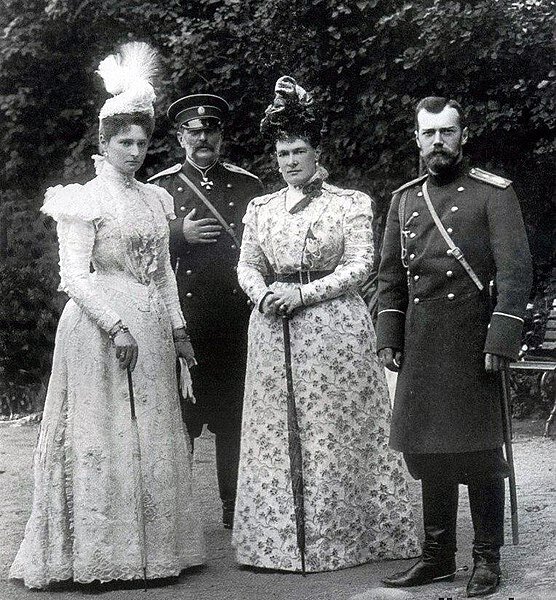 Николай II и великий князь Владимир Александрович со своими жёнами - Александрой Федоровной и Марией Павловной.