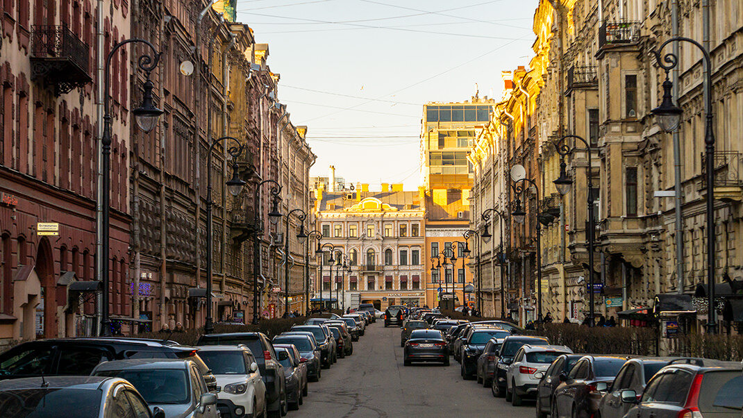 Улица питерская краснодар. Питерские улочки. Питерские улицы фото. Питерские улицы 2010. Солнечная сторона Невского проспекта.