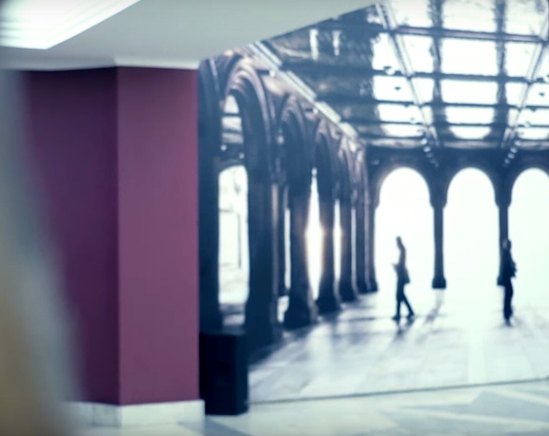 скрин из ролика на сайте театре. Это фотография во всю стену в фойе. Оптический эффект - издалека кажется, что перед вами огромный зал.