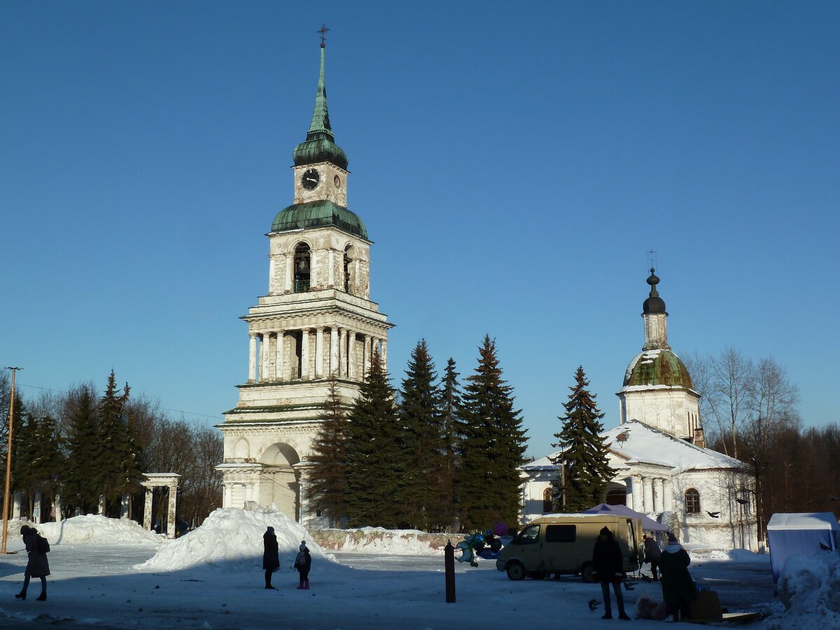 Соборная площадь. Колокольня Преображенского собора. Благовещенская церковь.
