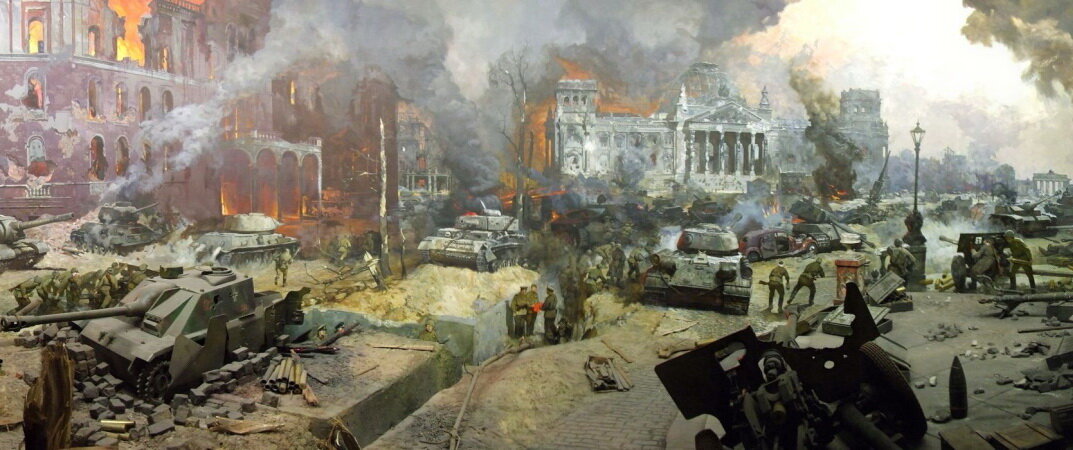 Поверженный Рейхстаг. В годы с 1941 по 1945 на разных фронтах Великой Отечественной войны ковали победу более 30 человек из моей семьи Симоновых – Колесниковых – Созиновых (из них три женщины).