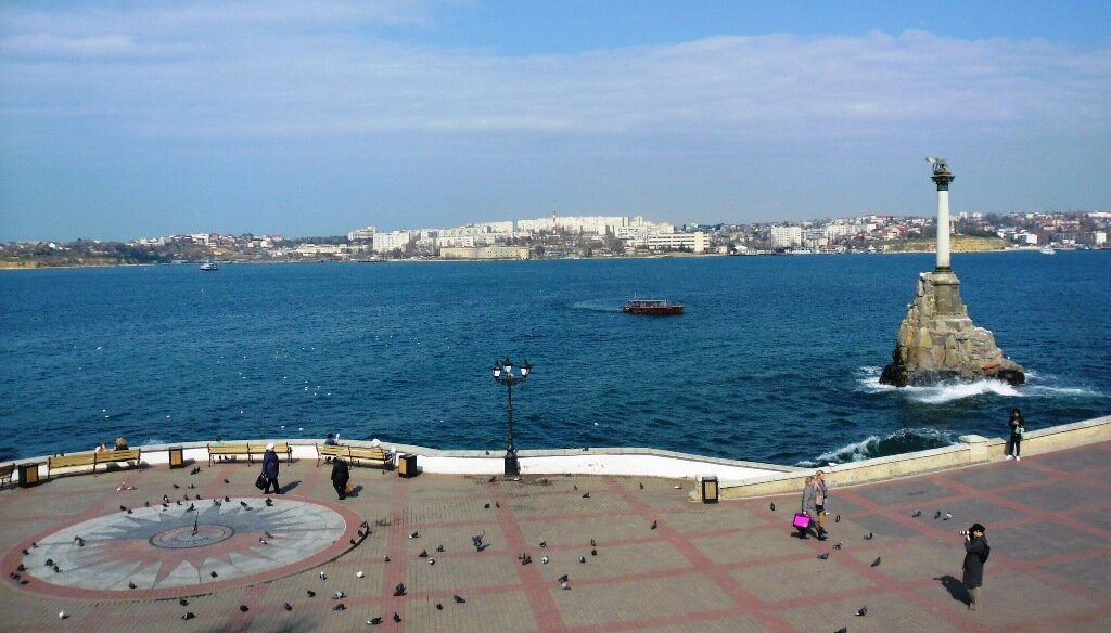 Площадка с солнечными часами.