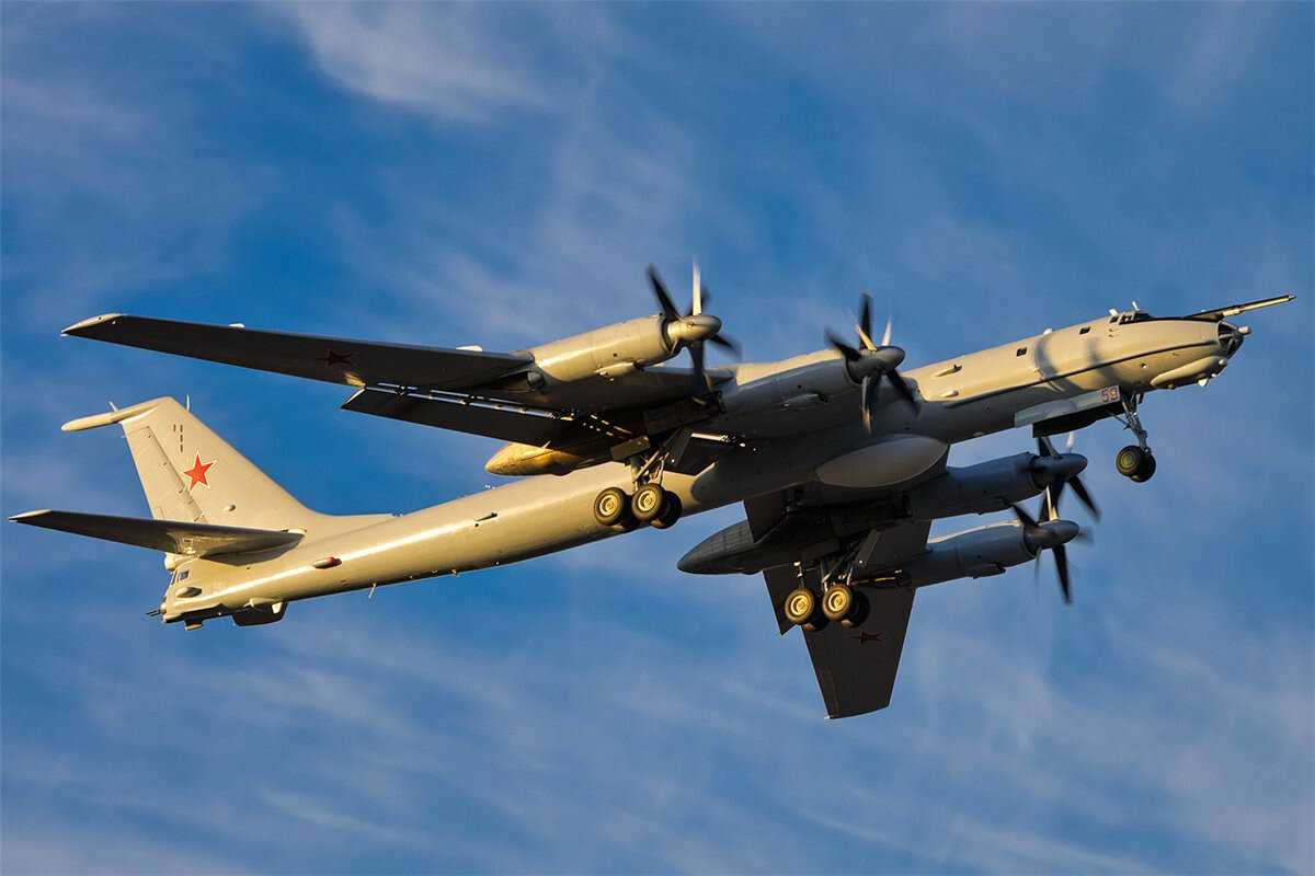 Российский самолет-разведчик Ту-142