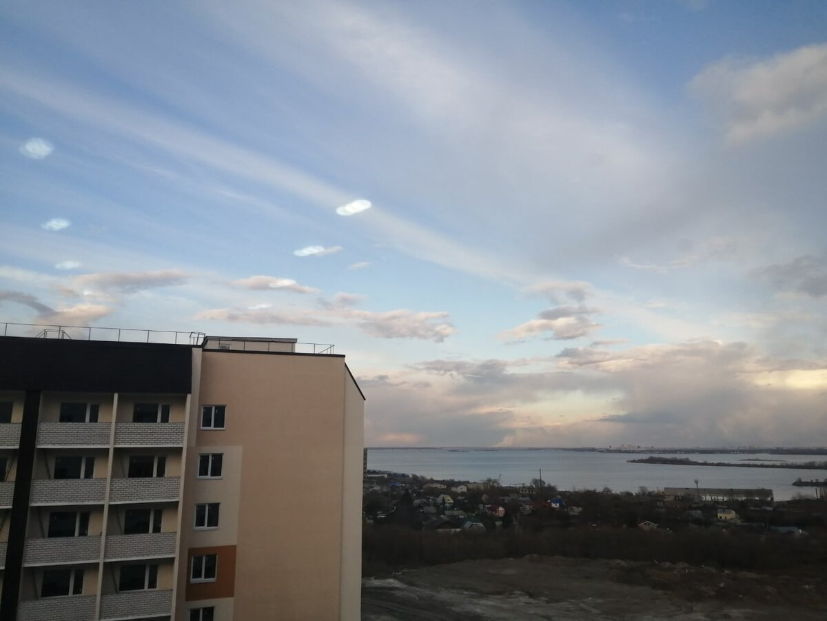 Погода была просто замечательная, впервые за долгое время я увидела солнышко. Я вспомнила лето! В этот день действительно было очень тепло для марта, что можно было даже без куртки походить.