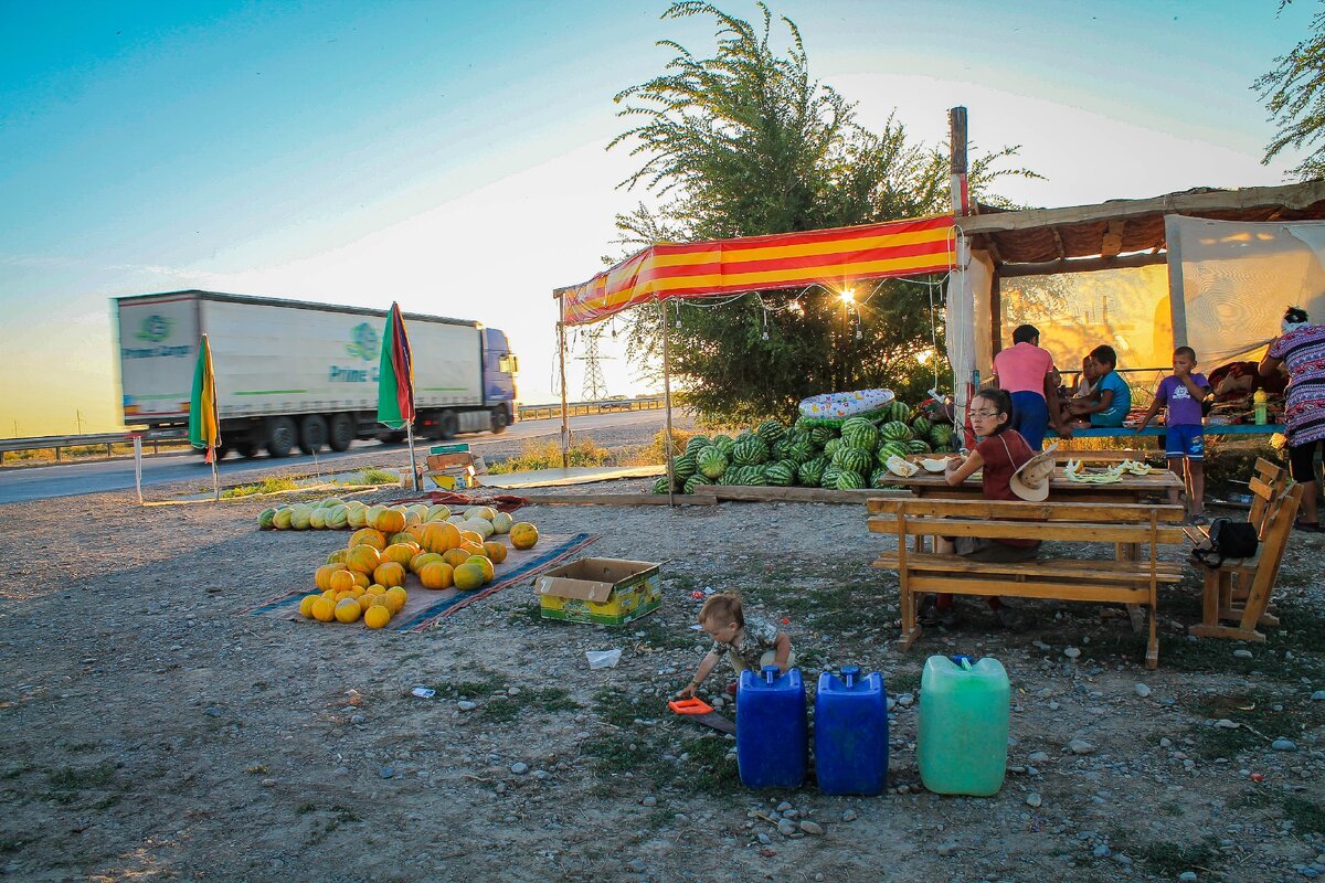 Угощают дынями. Казахстан,