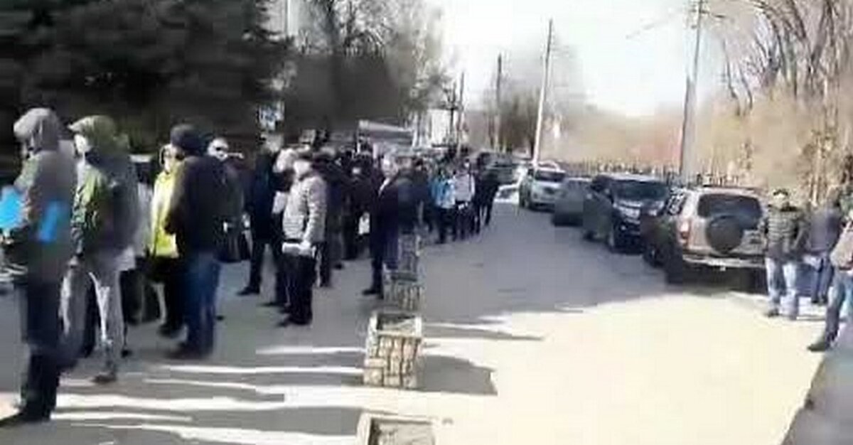 В Саратове сотни людей толпятся в очереди на получение спецпропусков