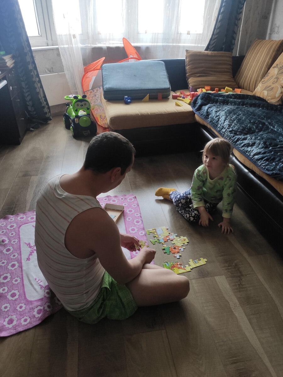Папа с Кристиной собирают пазлы, пока мама готовит.